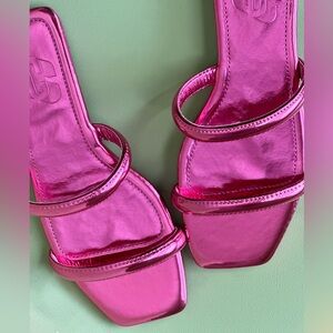 Stunning Pink Metallic Sandals 💗